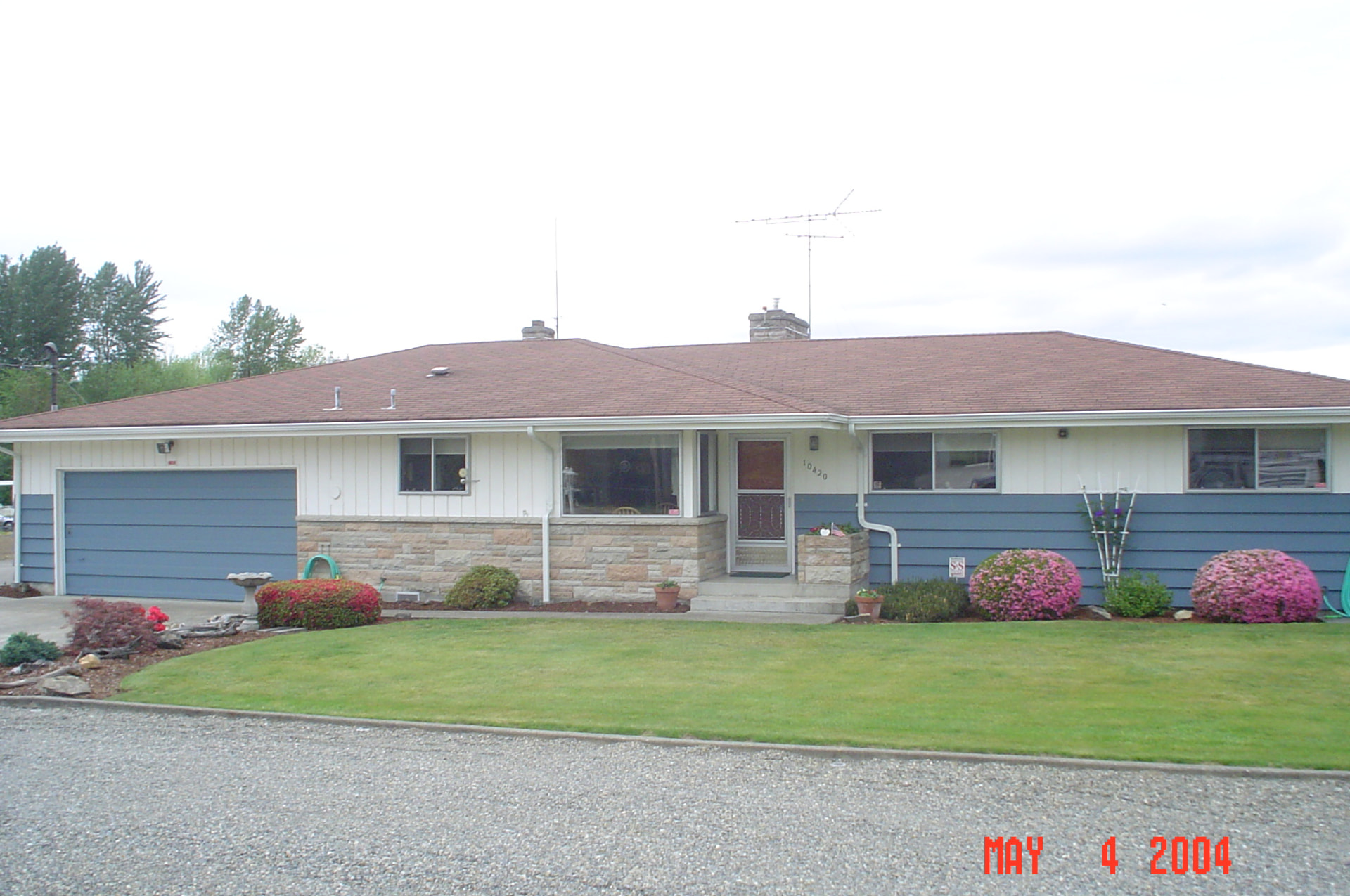 Ranch home before its asphalt shingle roof replacement